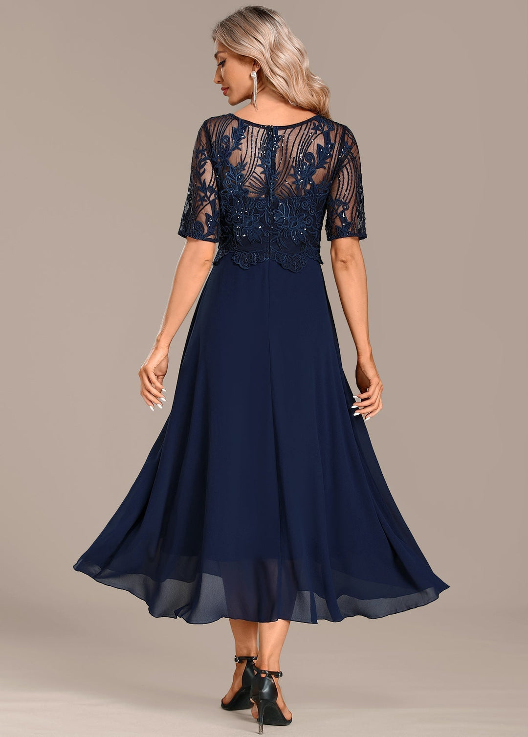 Vestido corto de encaje navy con mangas cortas y cuello redondo