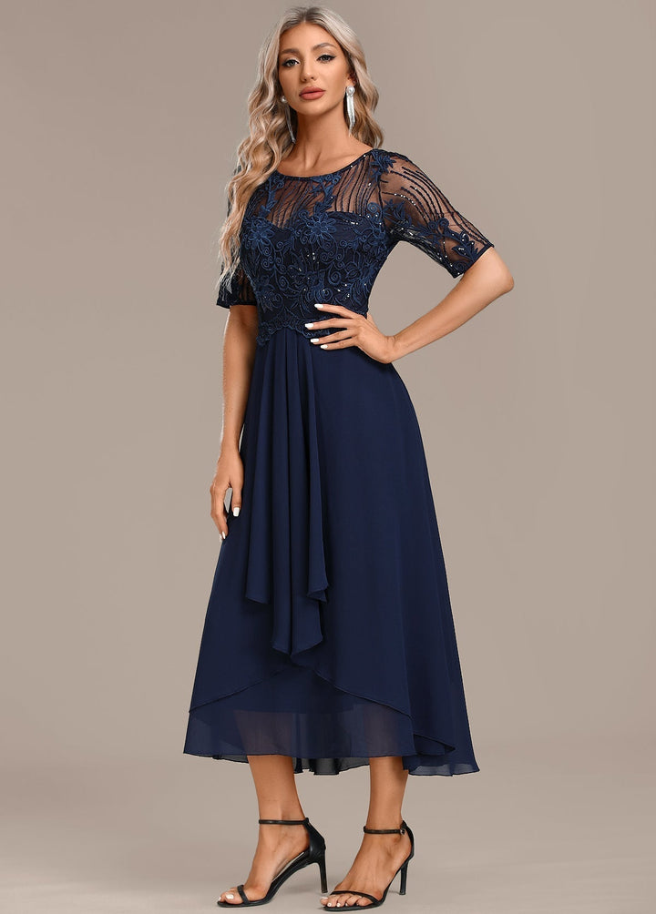 Vestido corto de encaje navy con mangas cortas y cuello redondo