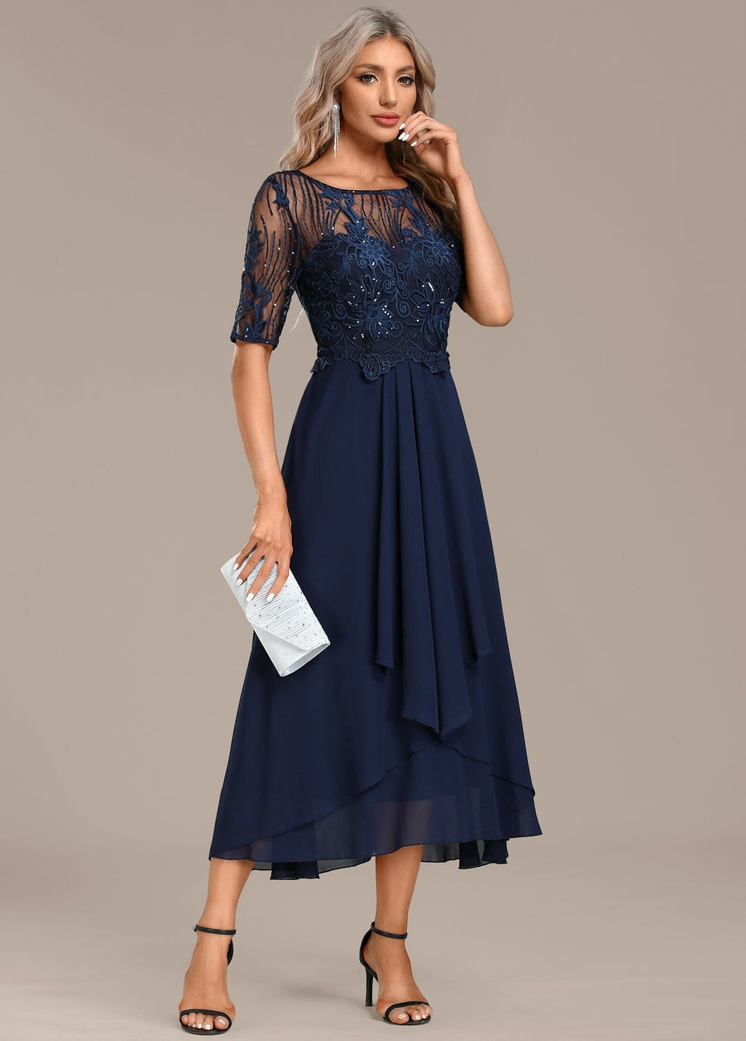 Vestido corto de encaje navy con mangas cortas y cuello redondo