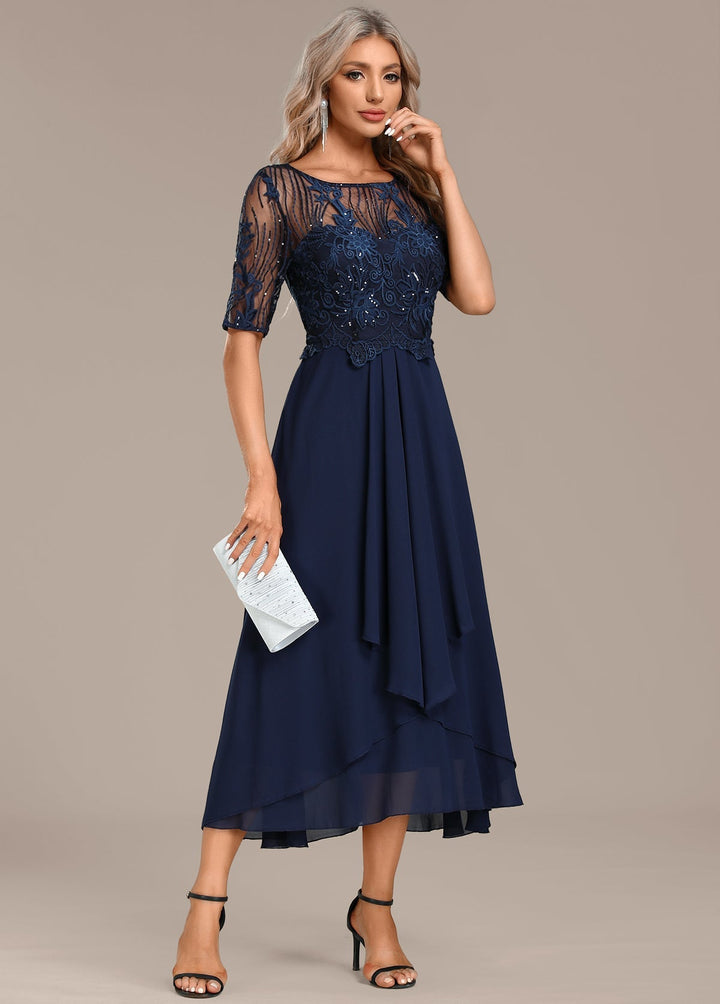 Vestido corto de encaje navy con mangas cortas y cuello redondo