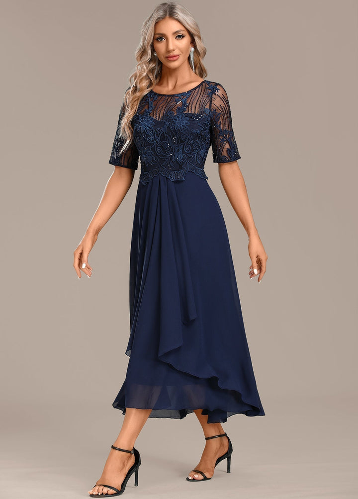 Vestido corto de encaje navy con mangas cortas y cuello redondo