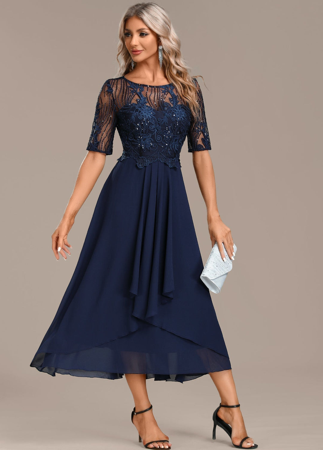 Vestido corto de encaje navy con mangas cortas y cuello redondo